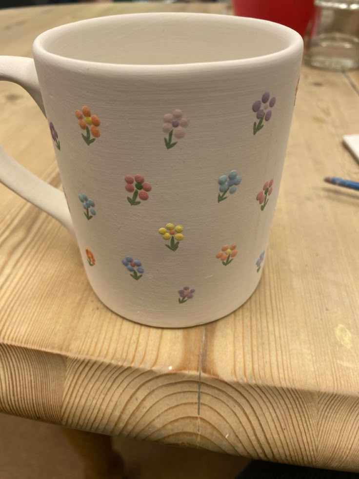 Experiència creativa pintant tasses de ceràmica al nostre taller