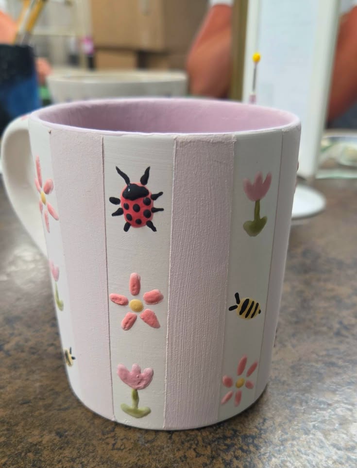 Experiència creativa pintant tasses de ceràmica al nostre taller
